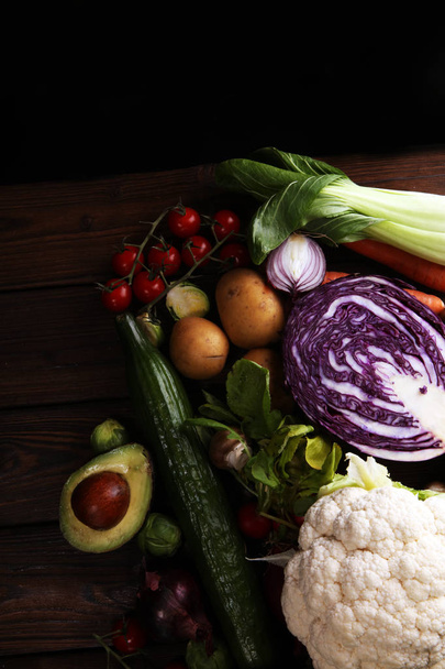 Komposition mit einer Vielzahl von rohem Bio-Gemüse und Obst. Ausgewogene Ernährung - Foto, Bild