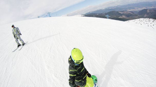 スノーボードとスキー山の中で男の女の子。雪がたくさん。カルパティア山脈。スキー ジャケットとズボン。アクティブな冬の残りのペア - 写真・画像