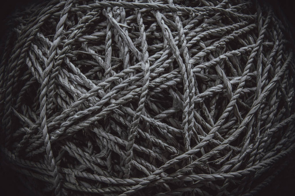 Un rouleau de cordes en fibre naturelle monochrome
 - Photo, image