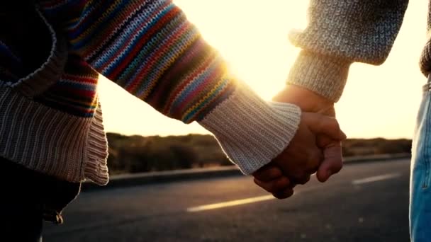 άνδρας και γυναίκα κρατώντας τα χέρια στο φόντο ηλιοβασίλεμα, έννοια της αγάπης - Πλάνα, βίντεο