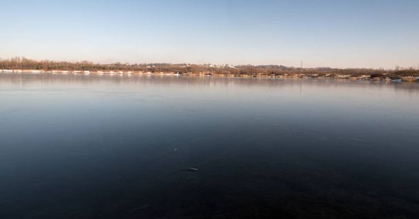 Karvinske další jezero v podkopaly krajiny nedaleko města Karviná v České republice během zimního dne s oblohou - Fotografie, Obrázek