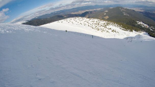 Inverno nas montanhas. Declives nevados. Esquiar encostas Svidovets coluna vertebral. Dragobrat Ucrânia
 - Foto, Imagem