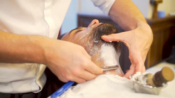 Homem barbudo ficando barba corte de cabelo e raspado
 - Filmagem, Vídeo