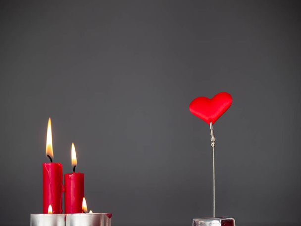 Koncept z lásky, kterou červené svíčky zapálil a červené srdce s šedým pozadím - Fotografie, Obrázek