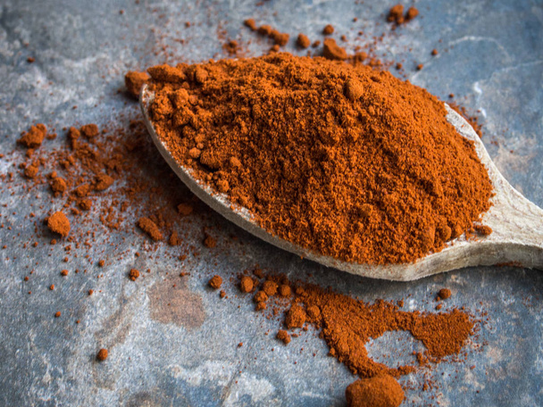 Polvo de pimiento dulce rojo seco natural de la especia española
 - Foto, Imagen