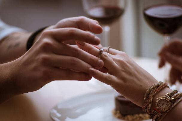 парень надевает девушке кольцо на палец, предложение руки и сердца
 - Фото, изображение