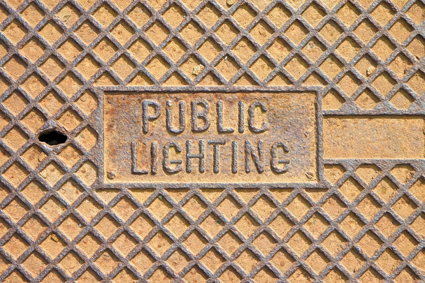 Іржаві чавунні кришки люків для комунальних споруд та громадського освітлення
 - Фото, зображення