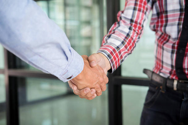 Business handshake confiante e pessoas de negócios depois de discutir, conceito de sucesso - Foto, Imagem