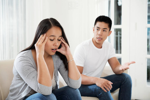 Mujer joven de raza mixta cansada de discutir con su novio
 - Foto, imagen