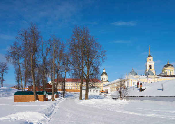 Vista de inverno do mosteiro ortodoxo russo do Nilo-Stolobenskaya Pustyn, distrito de Ostashkov, oblast de Tver, Rússia. Está situado na ilha Stolobny do lago Seliger
. - Foto, Imagem