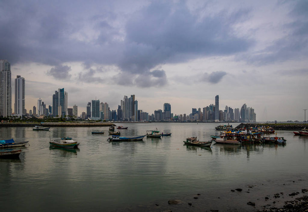 Barche da pesca e Skyline - Panama City, Panama
 - Foto, immagini