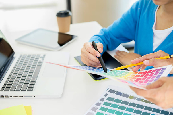 Design grafico e tamponi e penne a colori su una scrivania. Disegno architettonico con attrezzi da lavoro e accessori. - Foto, immagini