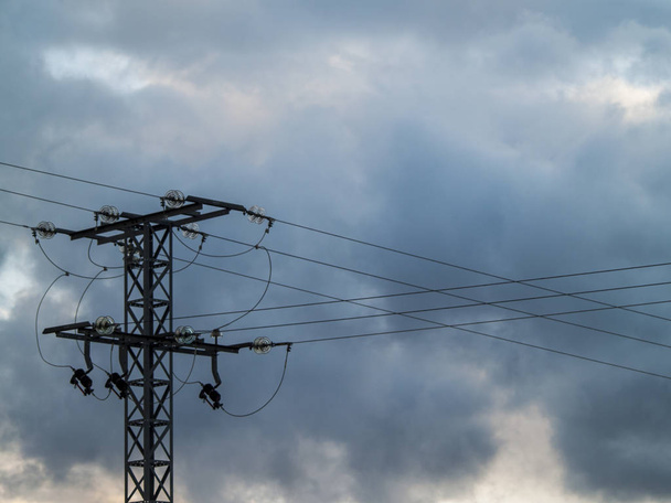 електрична вежа з фоном блакитного неба
  - Фото, зображення