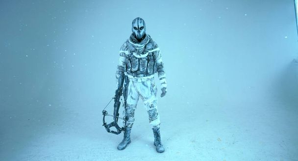 Porträt eines Kriegers in Maske und mit moderner Armbrust vor kaltblauem Hintergrund - Foto, Bild