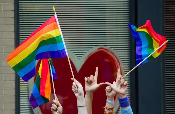 Mani sventolando bandiere gay
 - Foto, immagini