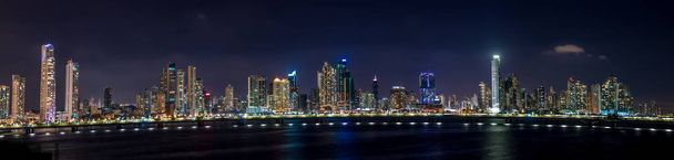 Vista panorámica del horizonte de la ciudad de Panamá por la noche - Ciudad de Panamá, Pa
 - Foto, imagen