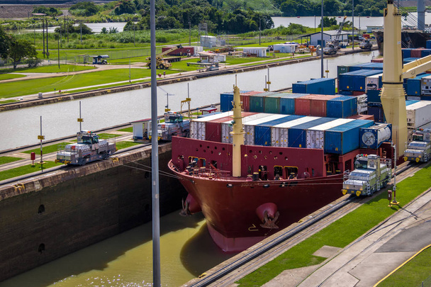 Navire traversant le canal de Panama étant abaissé à Miraflores écluses - P
 - Photo, image