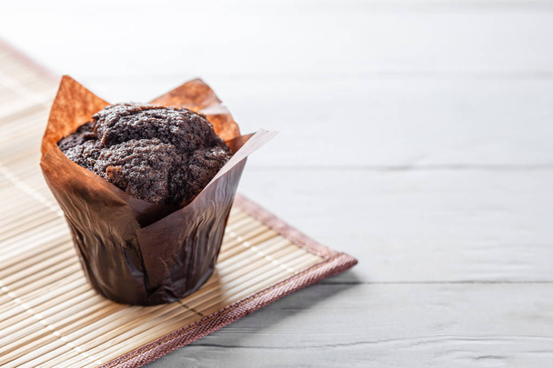 Čokoládový muffin dort na dřevěný stůl s kopií prostor - Fotografie, Obrázek