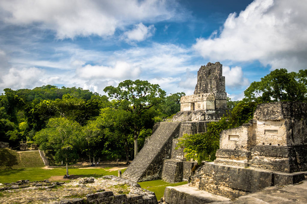 Maya tempel Ii in het Nationaal Park Tikal-Guatemala - Foto, afbeelding