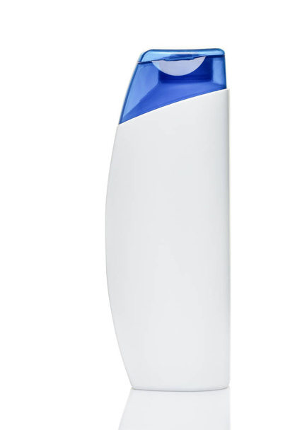Flacone shampoo bianco con tappo blu su sfondo bianco primo piano
 - Foto, immagini