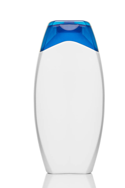 Біла пляшка шампуню з синьою шапочкою на білому тлі крупним планом
 - Фото, зображення