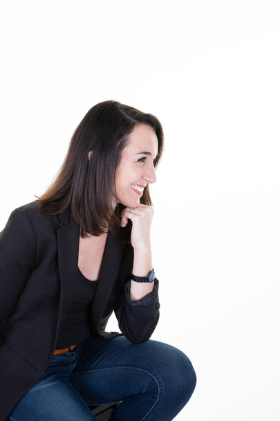 Ελκυστική γυναίκα σε πλάγια όψη προφίλ με ακτινοβόλο χαμόγελο και copyspce - Φωτογραφία, εικόνα