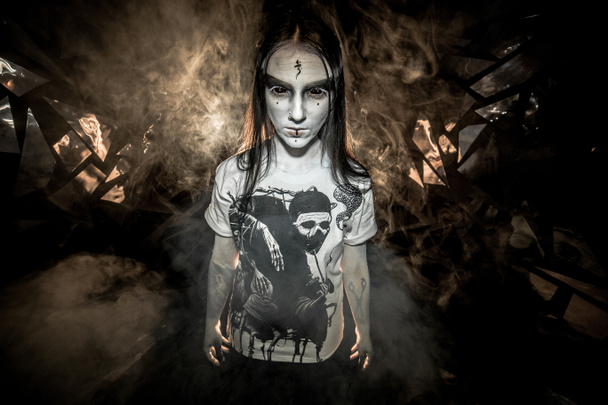 концепция женщины, одержимой демонами, позирующей на заднем плане с разбитым стеклом
 - Фото, изображение