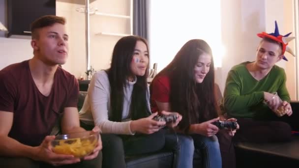 Czterech młodych ludzi o dobry czas razem, dwóch młodych kobiet gra - Materiał filmowy, wideo