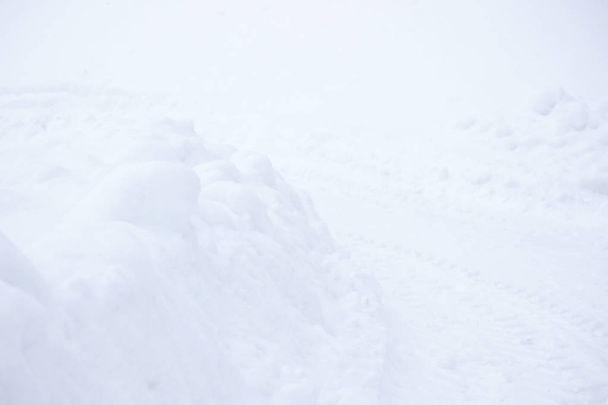 Winterlandschap met sneeuwval en sneeuwverschuivingen. sneeuwruimen in Gatchina Park. - Foto, afbeelding