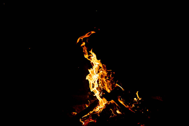 close up view of burning campfire as dark abstract background - Фото, зображення