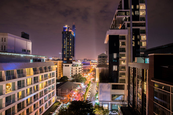 Vista nocturna del paisaje de los edificios en Tailandia Bangkok
 - Foto, imagen