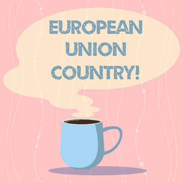 欧州連合の国のテキストの書き込みを単語します。米国またはヨーロッパ マグカップ写真蒸気アイコンとして空白の色の吹き出しでホット コーヒーのカップを中心に位置する国の事業コンセプト. - 写真・画像