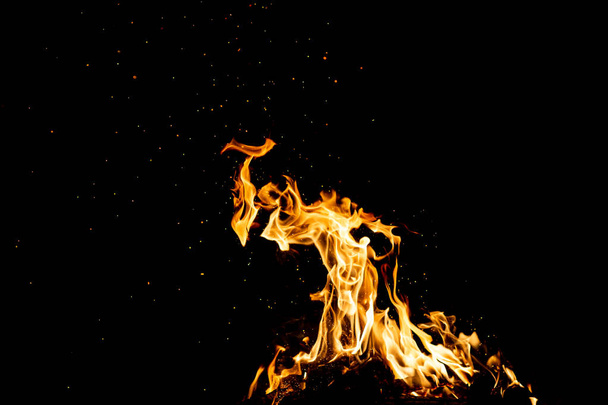 close up view of burning campfire as dark abstract background - Foto, immagini