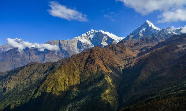 Красивые снежные вершины хребта Аннапурна, Непал. Аннапурна включает в себя один пик более 8000 метров, тринадцать пиков более 7000 метров
. - Фото, изображение
