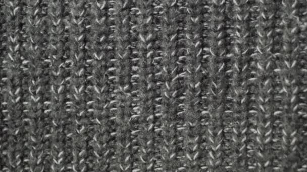 Gebreide womens grijze trui. Wollen patroon textuur. Verticale tilt beweging. - Video