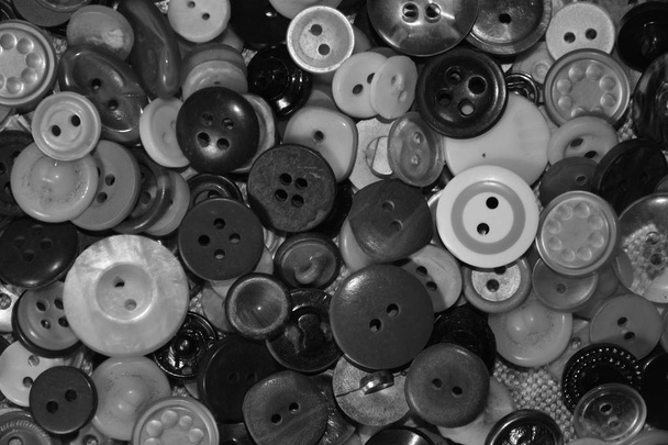 Düğmeleri kumaş siyah ve beyaz fotoğraf üzerinde dağınık - Fotoğraf, Görsel