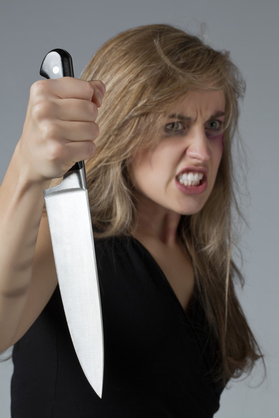 Bántalmazott nő késsel - Fotó, kép