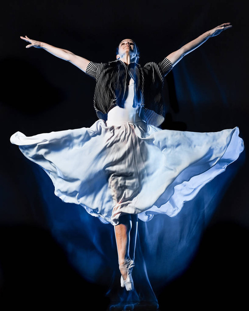 odern ballet dancer dancing woman isolated black bacground - Foto, Imagem