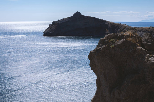 Hermoso paisaje marino con mar azul
 - Foto, Imagen