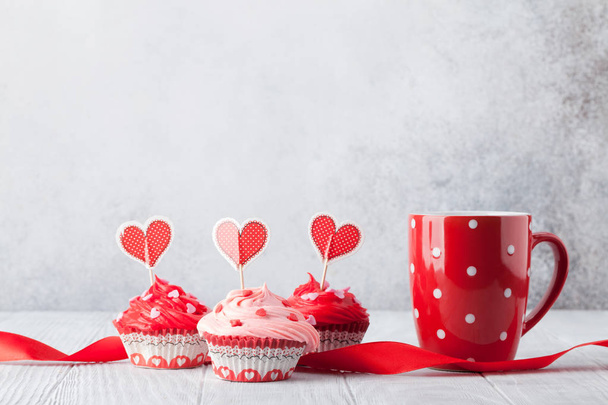 Sevgililer günü tebrik kartı taş zemin üzerine lezzetli tatlı kekler - Fotoğraf, Görsel