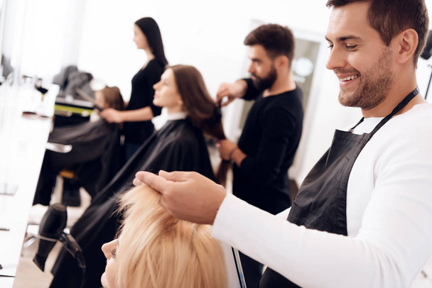 Peluquerías hacen corte de pelo para las mujeres de diferentes categorías de edad en el salón de belleza
. - Foto, imagen