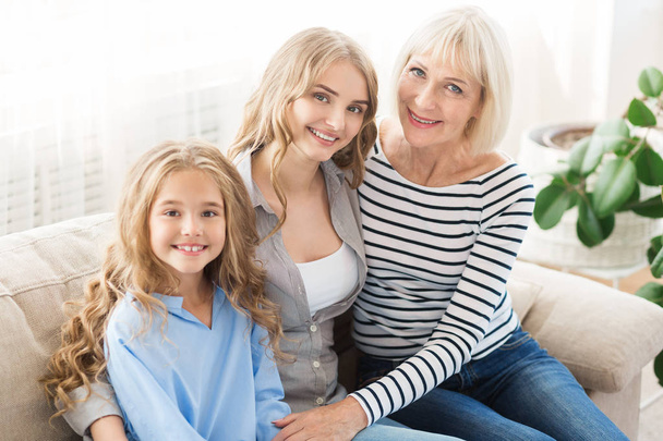 Boldog nők-generációs: nagymama, anya és lánya - Fotó, kép