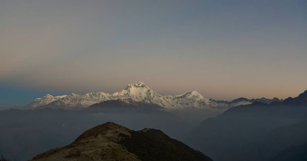 Szczyt z Nepalu Annapurna zakres pod słońcem światła w świt. - Zdjęcie, obraz