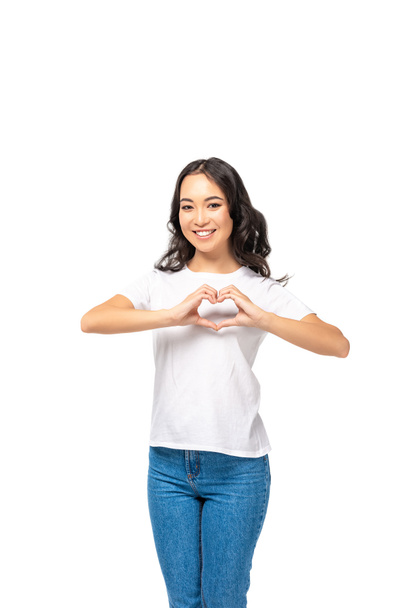 Улыбающаяся азиатка показывает знак сердца с руками, изолированными на белом
 - Фото, изображение