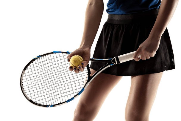 Volledige lengte portret van de jonge vrouw tennissen geïsoleerd op witte achtergrond - Foto, afbeelding