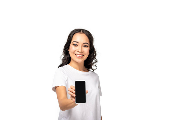 sonriente joven asiático chica mostrando smartphone con pantalla en blanco aislado en blanco
 - Foto, Imagen