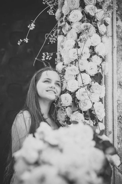 Cute little girl smile with yellow rose flowers - Fotoğraf, Görsel