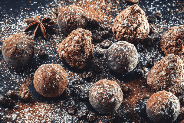 Trufle czekoladowe na Łupek Taca - Zdjęcie, obraz