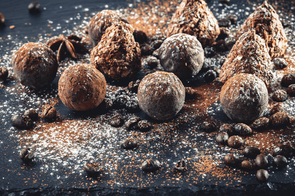 truffes au chocolat sur plateau en ardoise
 - Photo, image