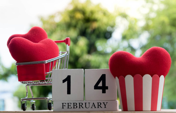 Red heart in a shopping cart on February 14.Valentine day. - Fotoğraf, Görsel